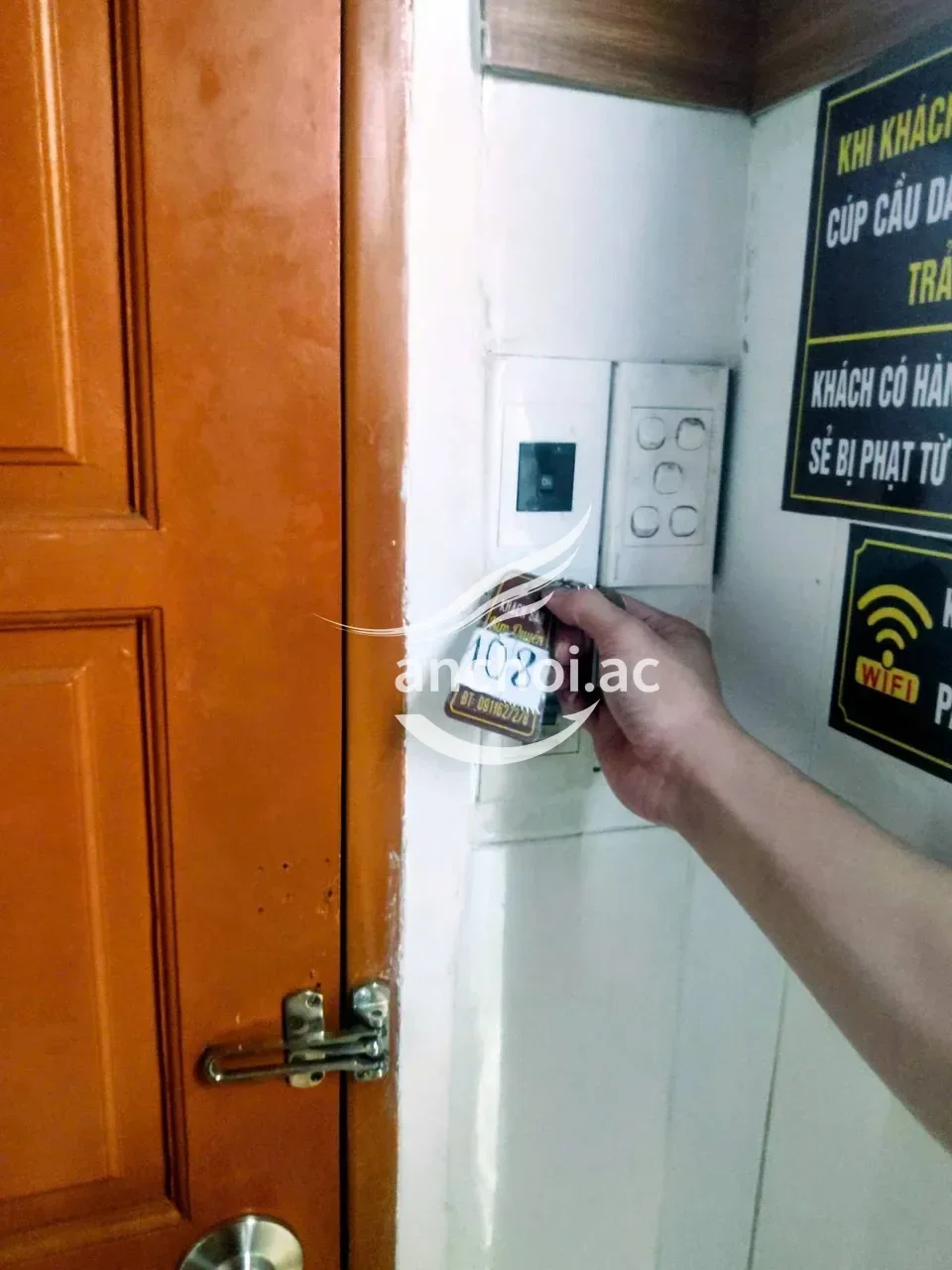 Ảnh checker Checker Lão Làng chụp khi gặp LÝ NHÃ KỲ - XINH ĐẸP CAO SANG NHƯ DIỄN VIÊN (ảnh 3/4)
